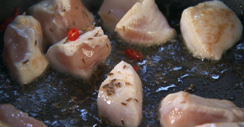 Тунисский салат с курицей и нутом