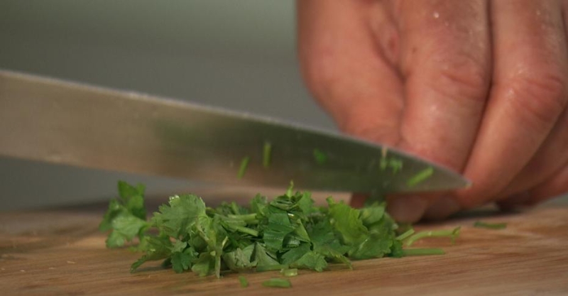 Тайский салат с курицей и манго