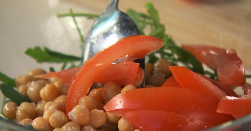 Тунисский салат с курицей и нутом