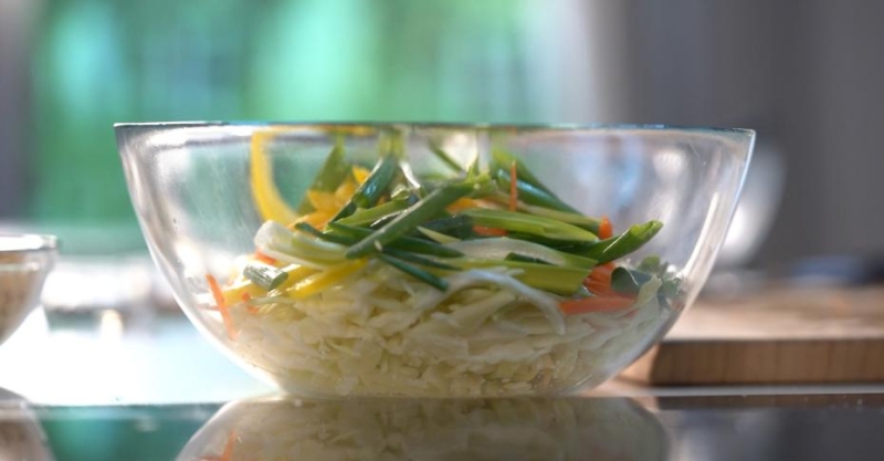 Вьетнамский салат с курицей и арахисом