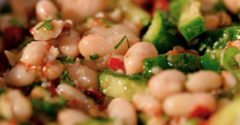 Салат с консервированной фасолью