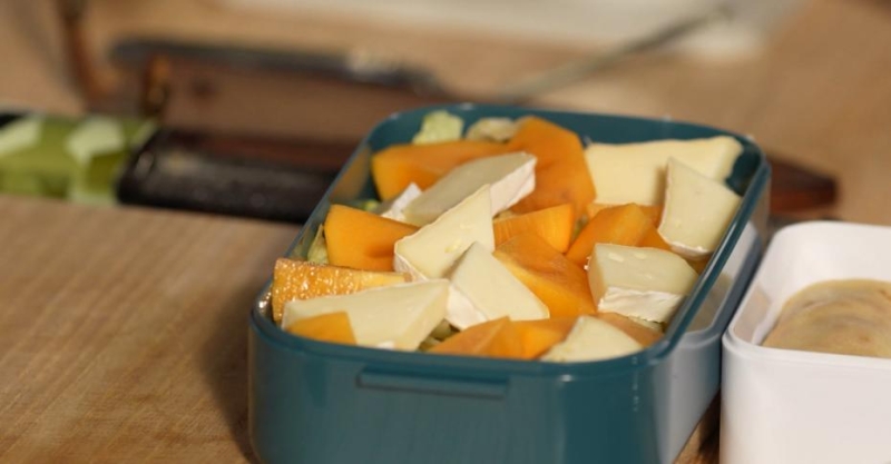 Салат с хурмой и камамбером