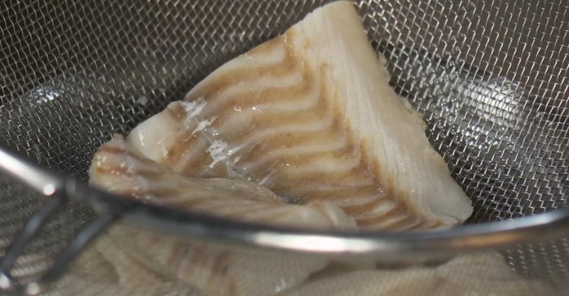 Салат из трески с заправкой из хрена