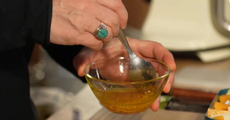 Салат с хурмой и камамбером