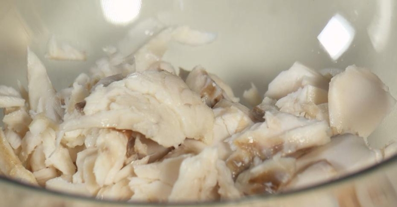 Салат из трески с заправкой из хрена