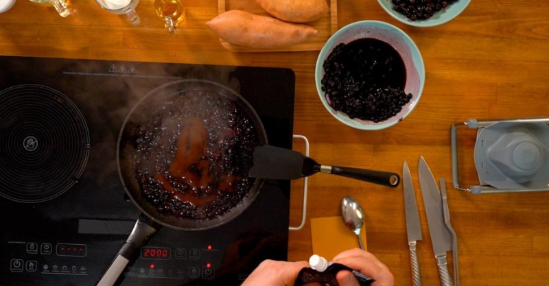 Свиные рёбрышки в пикантном соусе с ягодами и чипсы из батата