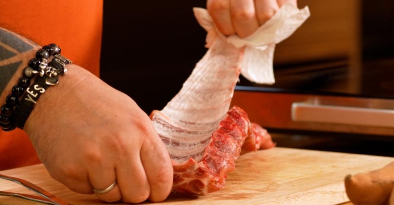 Свиные рёбрышки в пикантном соусе с ягодами и чипсы из батата