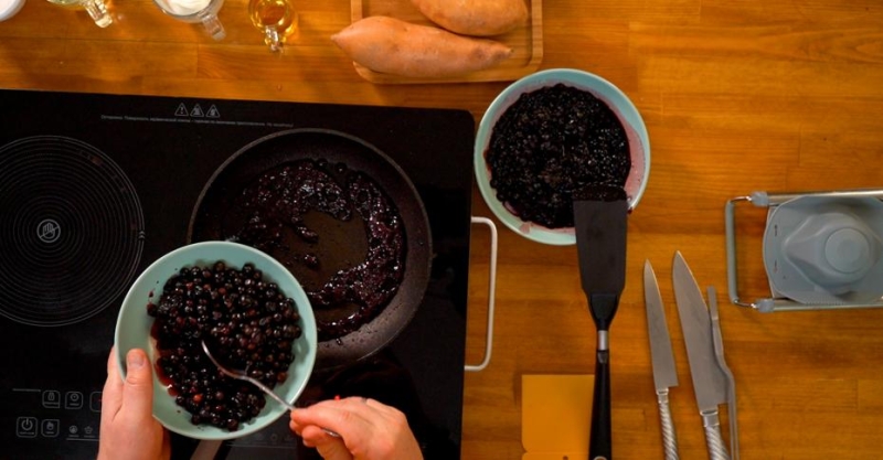 Свиные рёбрышки в пикантном соусе с ягодами и чипсы из батата