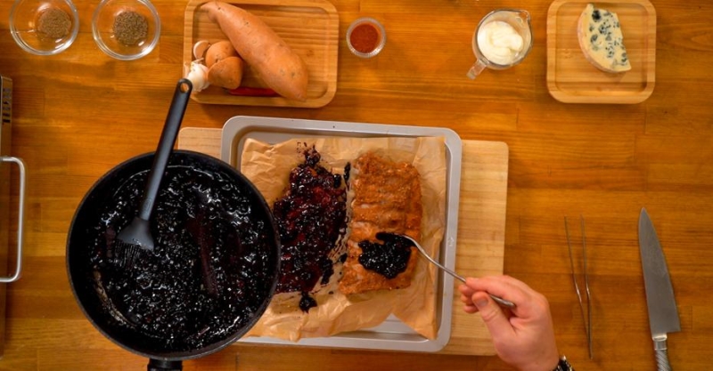 Свиные рёбрышки в пикантном соусе с ягодами и чипсы из батата