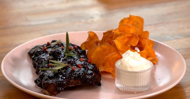 Свиные рёбрышки в пикантном соусе с ягодами и чипсы из батата