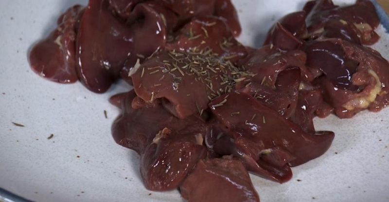 Тёплый салат с печёнкой, булгуром и курагой