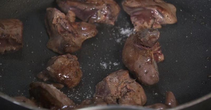 Тёплый салат с печёнкой, булгуром и курагой