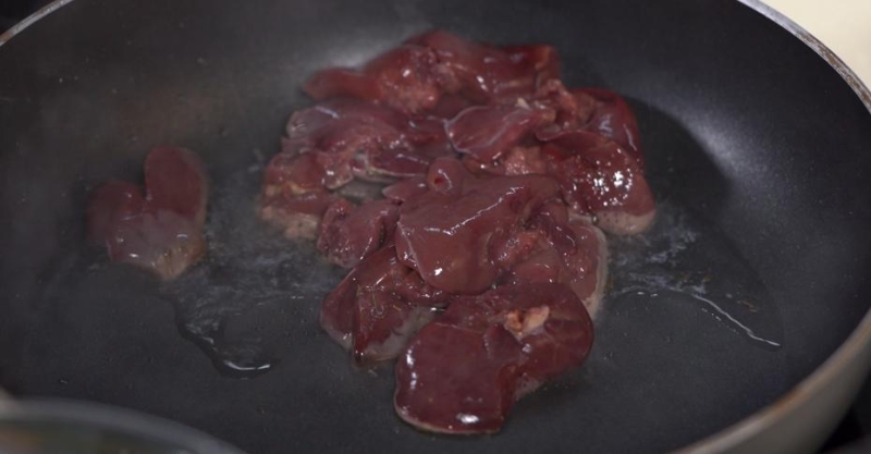 Тёплый салат с печёнкой, булгуром и курагой