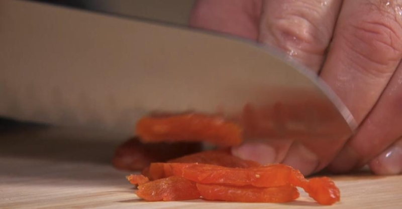 Тёплый салат с печёнкой, булгуром и курагой