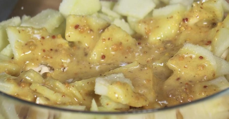 Салат из сырой цветной капусты и яблока с горчичной заправкой