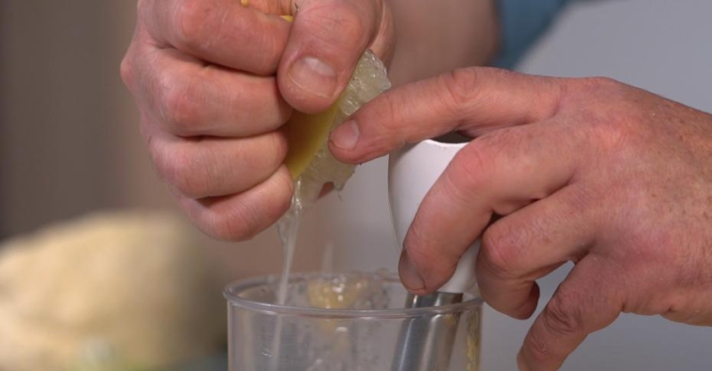 Салат из сырой цветной капусты и яблока с горчичной заправкой