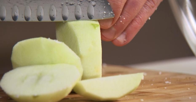 Салат из сырой цветной капусты и яблока с горчичной заправкой