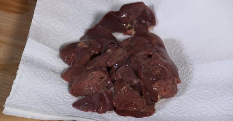 Тёплый салат с печёнкой, булгуром и курагой