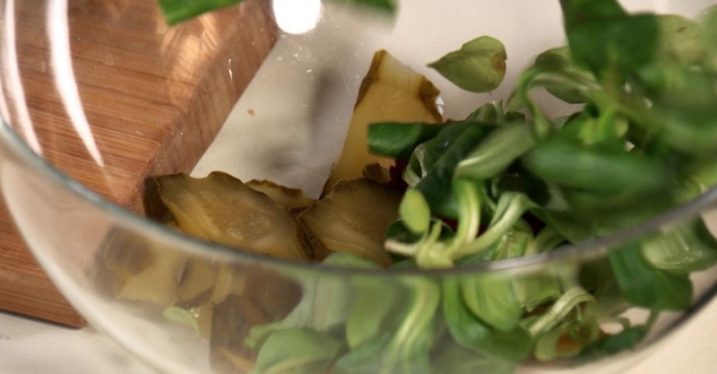 Сэндвич с курицей карри и салат с маринованными огурчиками