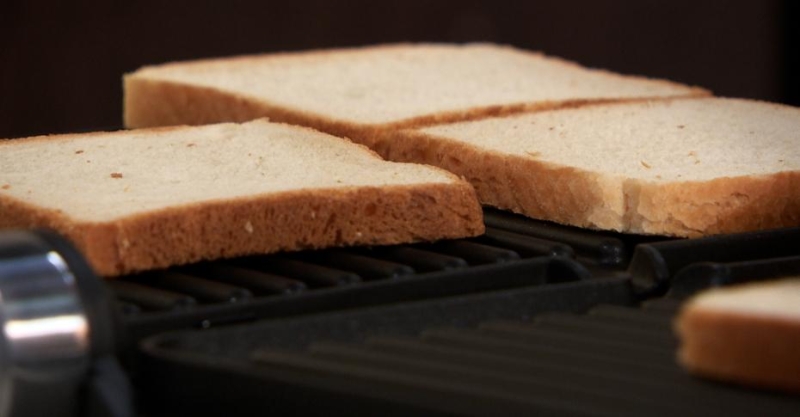 Сэндвич с курицей карри и салат с маринованными огурчиками