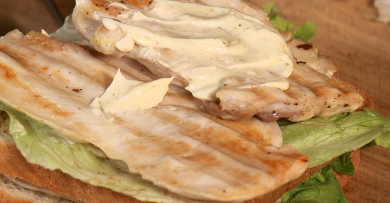 Сэндвич с курицей карри и салат с маринованными огурчиками