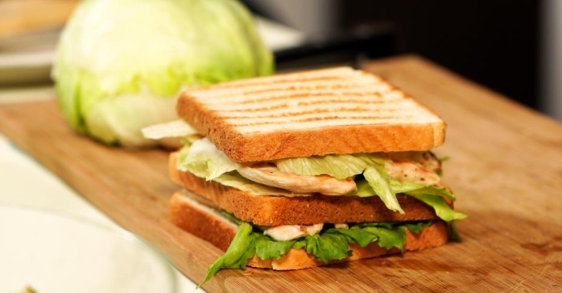 Сэндвич с курицей карри и салат с маринованными огурчиками