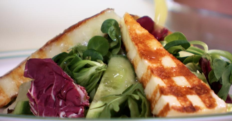 Халуми-гриль с овощным салатом