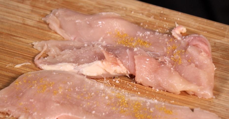 Сэндвич с курицей карри и салат с маринованными огурчиками