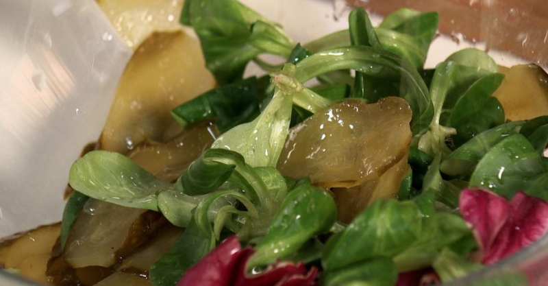 Сэндвич с курицей карри и салат с маринованными огурчиками