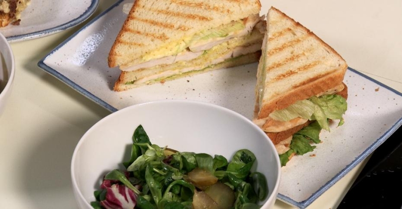 Сэндвич с курицей карри и салат с маринованными огурчиками