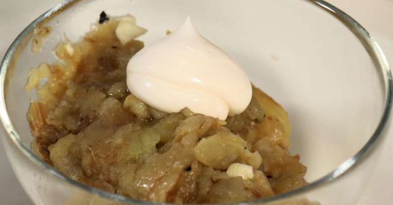 Сэндвич с печёным баклажаном и бараниной и зелёный салат с кунжутной заправкой