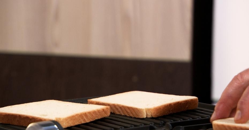 Сэндвич с печёным баклажаном и бараниной и зелёный салат с кунжутной заправкой