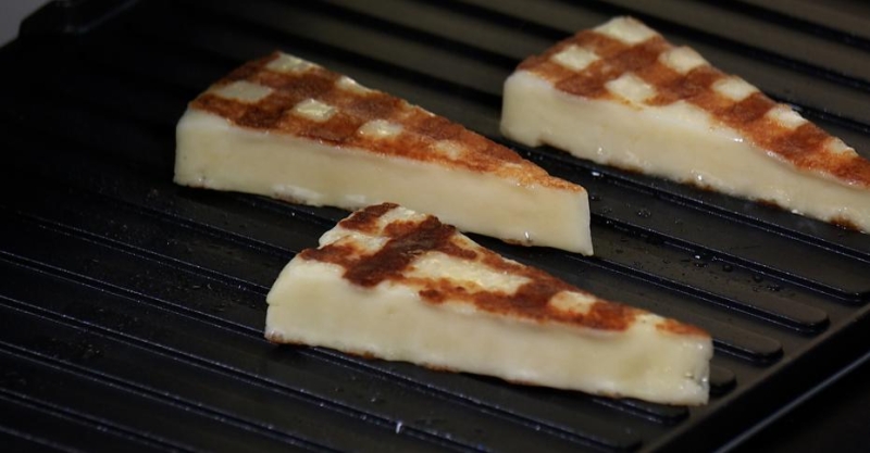 Халуми-гриль с овощным салатом