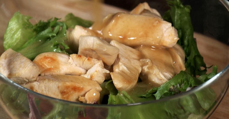 Салат тёплый с баклажаном, халуми с заправкой из наршараба