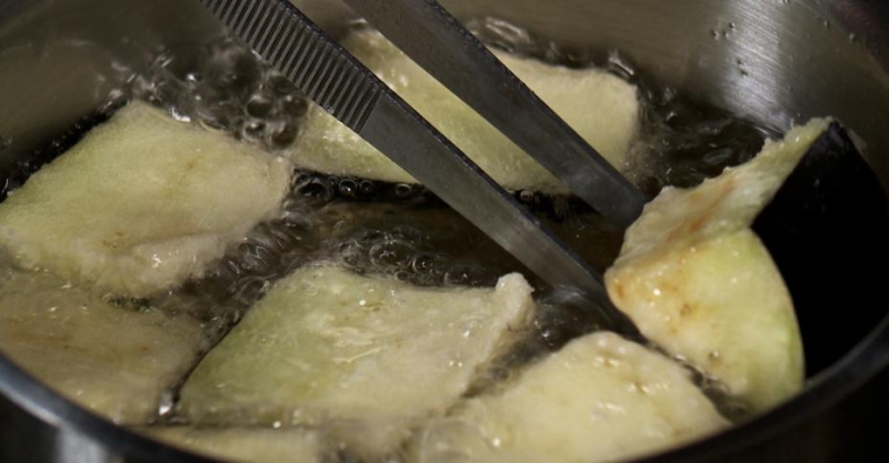 Салат тёплый с баклажаном, халуми с заправкой из наршараба