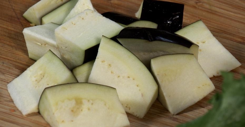 Салат тёплый с баклажаном, халуми с заправкой из наршараба