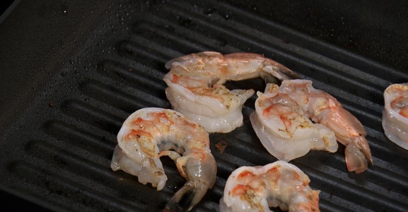 Шпажка с мини-стейком и креветкой