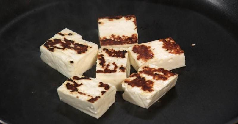 Салат тёплый с баклажаном, халуми с заправкой из наршараба