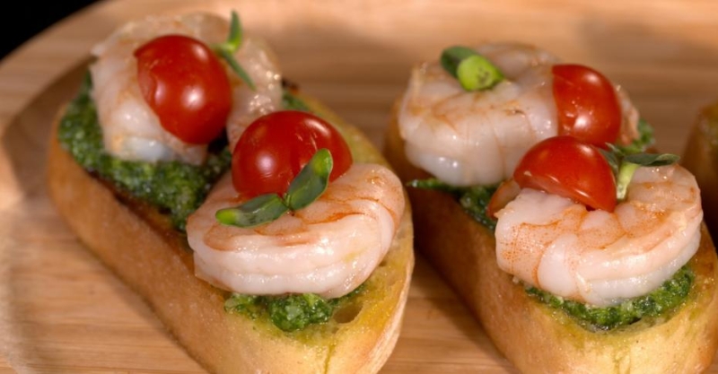 Брускетты с креветками