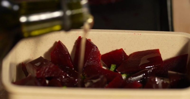 Салат со свёклой и миндалём