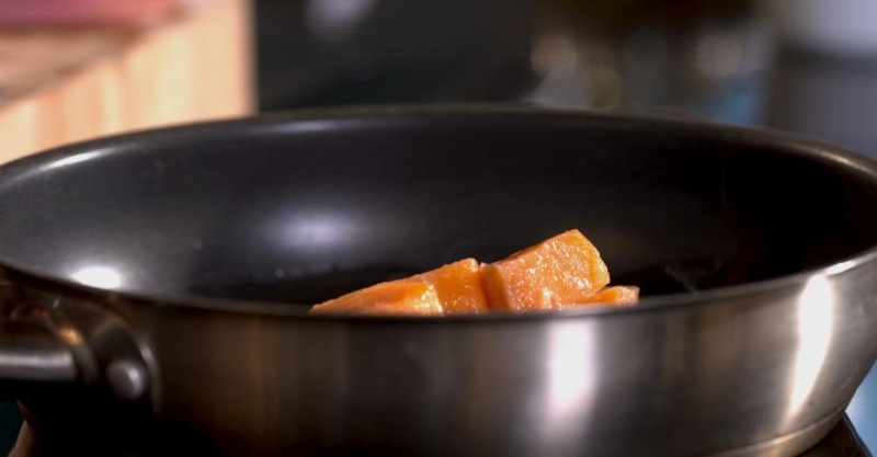 Тёплый салат с лососем