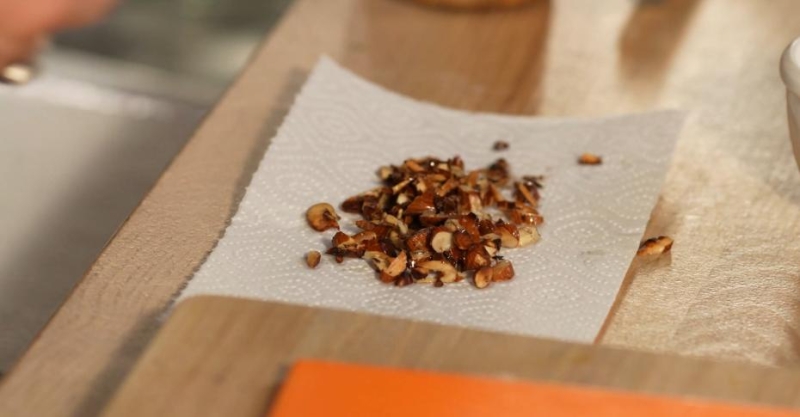 Салат со свёклой и миндалём