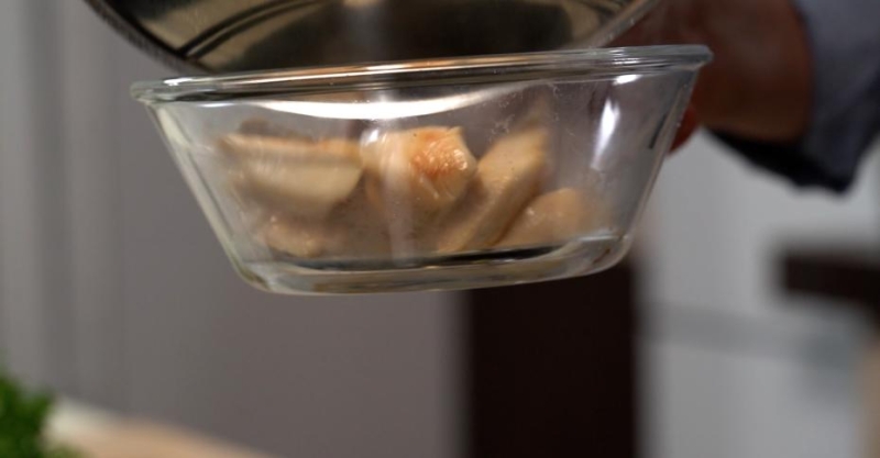 Салат с курицей и овощами с заправкой из наршараба