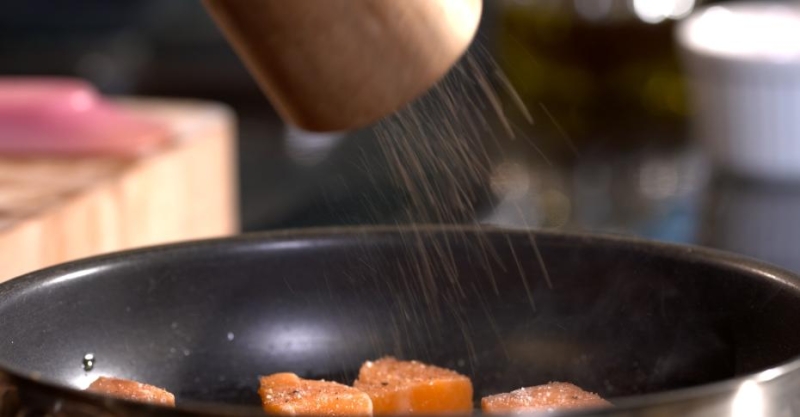 Тёплый салат с лососем