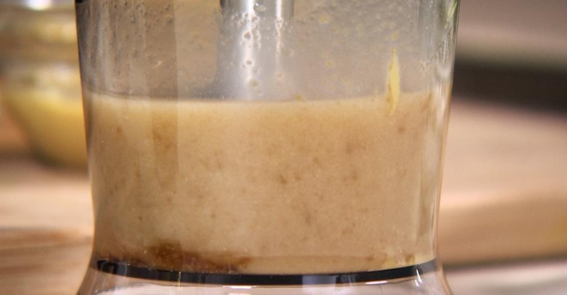 Салат тёплый с баклажаном, халуми с заправкой из наршараба