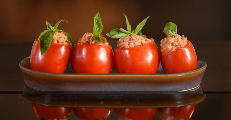 Фаршированные томаты с базиликом