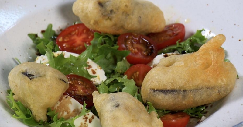 Баклажаны в темпуре с салатом