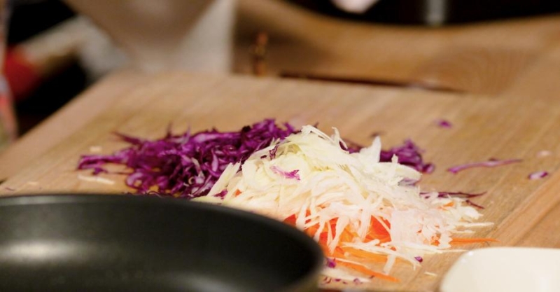 Капустный салат с соусом терияки