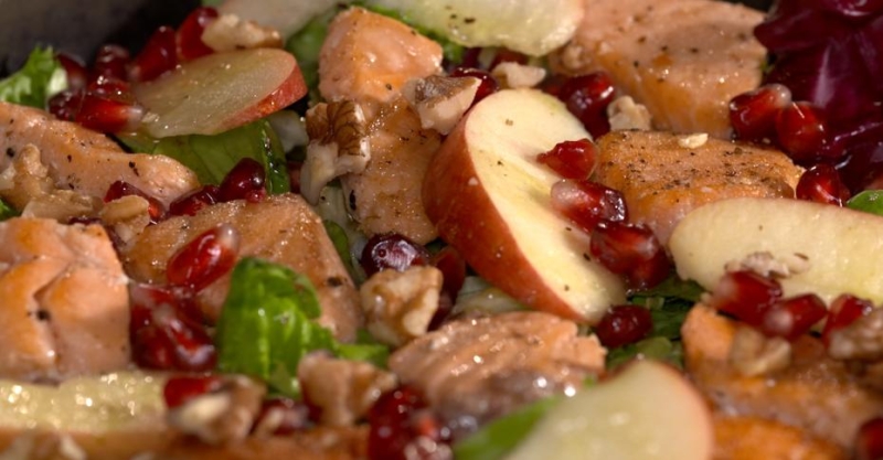 Тёплый салат с лососем