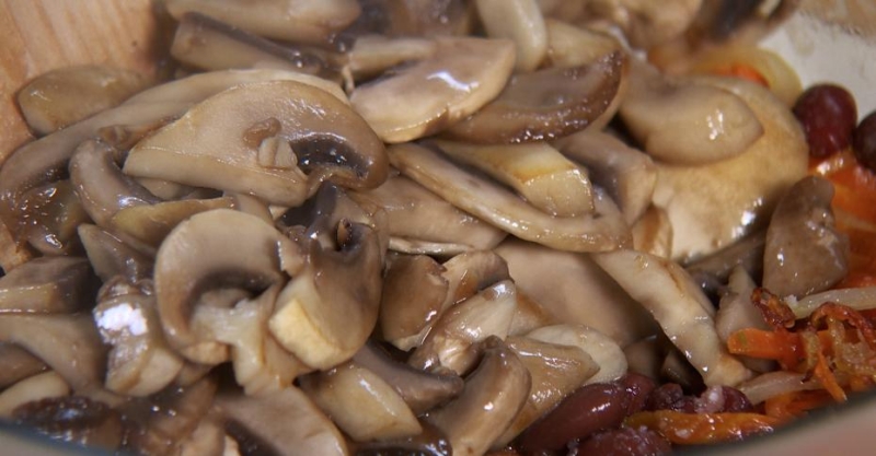 Салат с фасолью, грибами и овощами